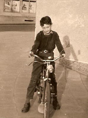 Mit meinem blauen Fahrrad am Kino (1965)