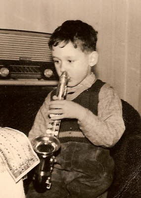 Früh übt sich....mit Plastiksaxophon (1960)